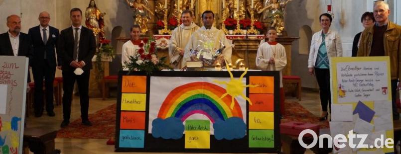 Zum Geburtstag von Pfarrer Pater Anish George (Sechster von links) gratulierten neben den Ministranten auch (von links) Rudi Rubenbauer, Kirchenpfleger Stefan Kausler, Bürgermeister Wolfgang Söllner, Diakon Rudi Hoffmann, Ministrantenbetreuerin Daniela Würstl, Kinderhausleiterin Bianca Kastner und Pfarrgemeinderatssprecher Hans Enders Bild: soj