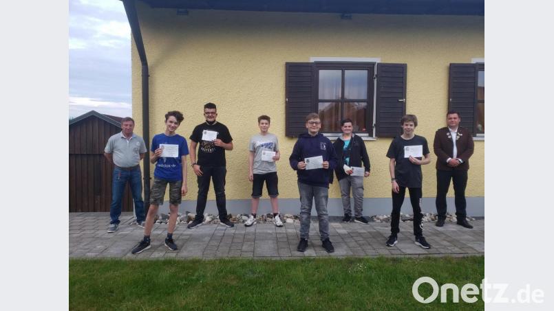 Jugendtrainer Anton Vogl, Fabian Fröhlich, Vinzent Käs, Timo Stich, Leopold Käs, Bastian Ach, Stefan Kallmeier, Sportleiter Stefan Kummer (von links) bei der Übergabe der Abzeichen. Bild: adj