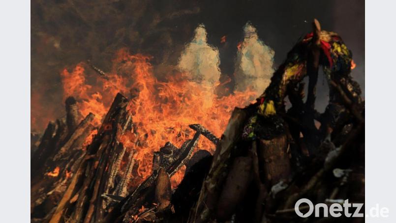 Szenen einer Masseneinäscherung von Opfern, die an den Folgen einer Corona-Infektion gestorben sind, auf dem Gelände eines Krematoriums in Neu Delhi. Foto: Naveen Sharma/SOPA/ZUMA Wire/dpa Bild: Naveen Sharma