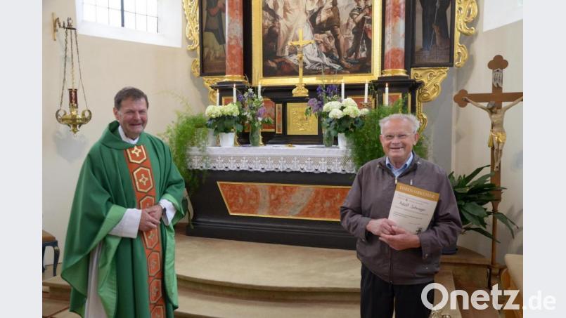 Pfarrer Hans Zeltsperger (links) verabschiedet Adolf Schwager aus seinem Dienst als Mesner der katholischen Kirche St. Stephanus in Edelsfeld. Bild: Picasa