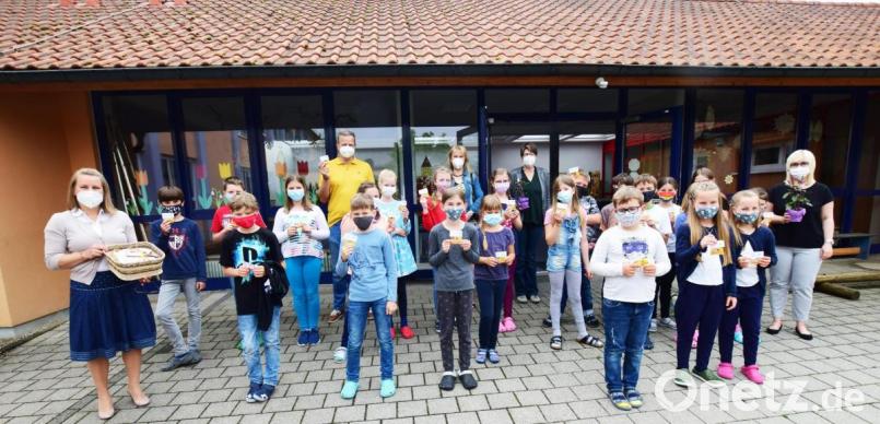 Stellvertretend für alle Schüler sind die Mädchen und Buben der Kombiklasse 3/4 mit ihrer Klassenlehrerin, der stellvertretenden Schulleiterin Morin Stauber (rechts), bei der Willkommensaktion mit dabei. Links die Kassiererin des Förderkreises, Sonja Übler, hinten von links der Förderkreis- und Elternbeiratsvorsitzende Mathias Wenkmann, Schulverbandsvorsitzende Brigitte Bachmann und Rektorin Gabi Pirner. Bild: no