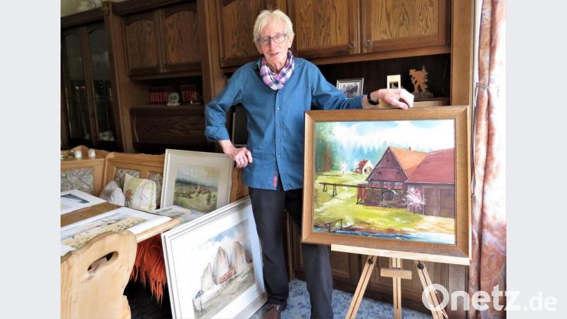 In seinem Wohnzimmer präsentiert Ludwig Kellner verschiedene Aquarelle und Ölgemälde. Unter anderem hat er die Kammerermühle gemalt, wo er als junger Mann auf dem Hof mitgearbeitet hat. Bild: ubb