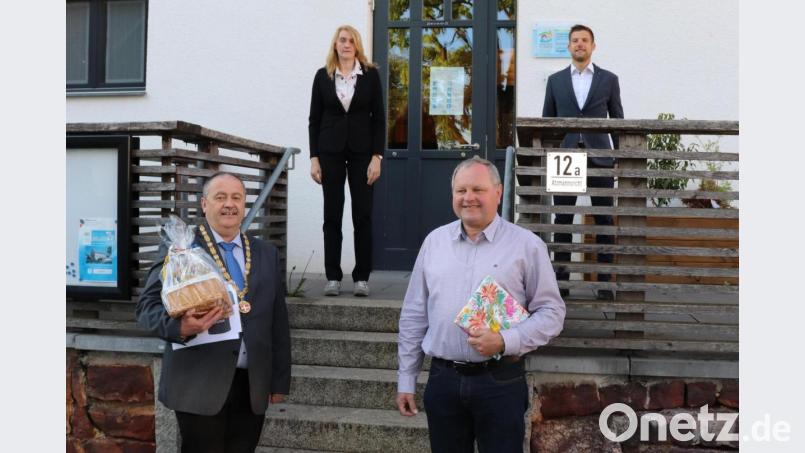 Die beiden Geehrten, Bürgermeister Peter Dotzler (vorne, links) und Franz Gottschalk (voren, rechts), mit Zweiter Bürgermeisterin Susanne Lindner (hinten, links) und Drittem Bürgermeister Dominik Obermeier (hinten, rechts). Bild: dpe