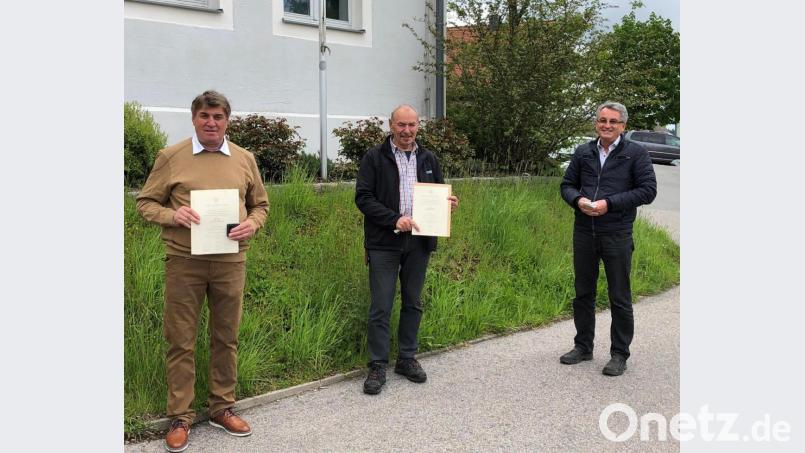 Bürgermeister Ludwig Prögler (rechts) dankte Franz Vogl und Willi Ring (von links) für ihre Sammlertätigkeit zugunsten des Volksbundes Deutsche Kriegsgräberfürsorge Bild: Prögler/exb