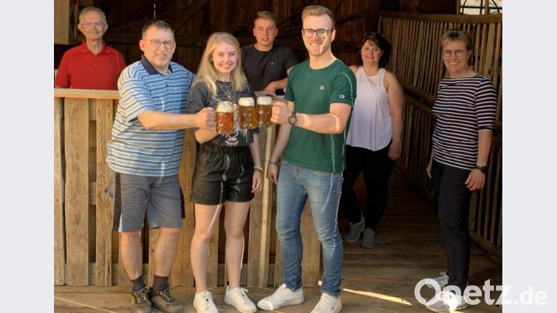 Zwei Familien, ein Team: Am kommenden Wochenende organisieren Johannes Höcht und Franziska Zeidler mit Unterstützung ihrer Familien auf dem Grandlhof erstmals einen Zoiglausschank. Auf dem Bild (von links) Hubert Kellner, Thomas Zeidler, Franziska Zeidler, Fabian Zeidler, Johannes Höcht, Petra Zeidler, Marion Höcht. Bild: ner