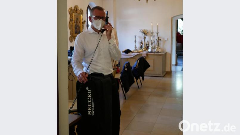 Stadtpfarrer Thomas Vogl am Telefon in der Sakristei der Basilika: Denn schon unmittelbar nach dem Gottesdienst begann die Serie von vielen begeisterten Anrufen aus der ganzen Bundesrepublik. Bild: flm