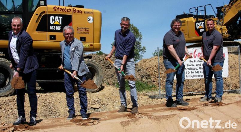 Der symbolische Spatenstich zur Schaffung eines neuen Wohngebiets am Kreuzberg erfolgte durch Bernhard Scharf (Vertreter der ehemaligen Grundstückseigner), Bürgermeister Toni Dutz, Reinhard Renner vom Ingenieurbüro Miller sowie Thomas Streber und Christopher April vom gleichnamigen Bauunternehmen Streber (von links). Bild: wro