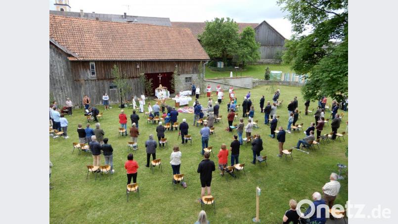 Die Gläubigen in Muschenried feierten das Fronleichnamsfest ganz coronakonform. Bild: amö