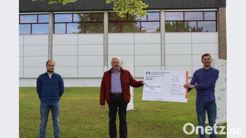 Die Übergabe des symbolischen Schecks an Herbert Putzer von der Kinderkrebshilfe durch Vorsitzendem Max Siller (rechts) und dem Kassier der Federballfreunde, Manuel Ernst. Bild: Federballfreunde/exb