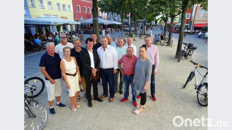 Die CSU sucht beim Ortstermin nach kurz- und langfristigen Lösungen gegen die "Sandstürme" am Unteren Markt. Bild: Dobmeier