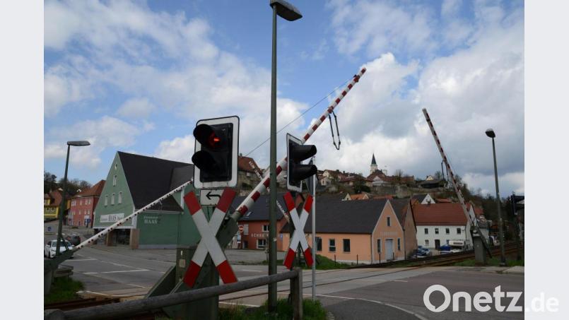 Innerhalb von drei Stunden wird deutlich: Eine Mehrheit der Stadträte ist mit den aktuellen Planungen zur Beseitigung des Bahnübergangs und zum Bau einer Umgehungsstraße noch längst nicht einverstanden. Archivbild: Petra Hartl