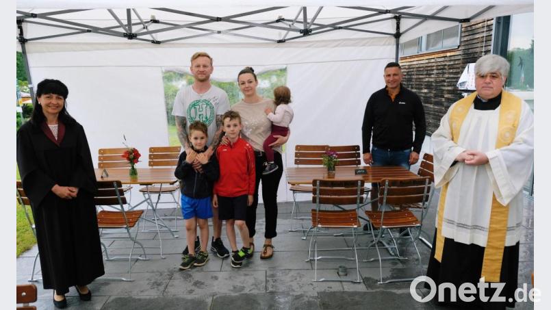 Das &quot;Hexenhäusl&quot; am Rußweiher soll zu einem neuen Sehnsuchtsort für Erholungssuchende werden, verspricht Anja Schreglmann (Bildmitte mit Familie). Am Samstag eröffnete die neue Wirtin mit dem Segen der Kirche und guten Wünschen des Bürgermeisters das neue Zuhause für Geselligkeit. Bild: do