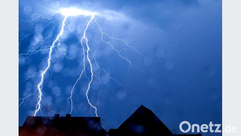 Auch am Sonntag ziehen wieder Starkregen und Gewitter durch die Oberpfalz. Symbolbild: Thomas Rensinghoff/dpa