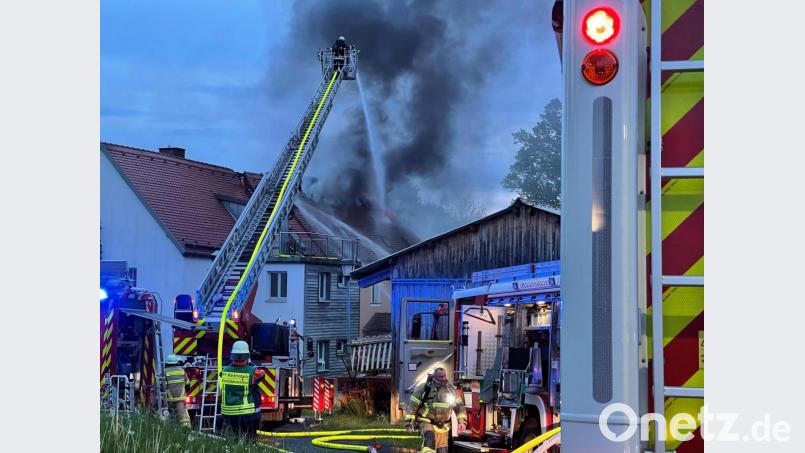 Auch die große Drehleiter kam bei der Brandbekämpfung zum Einsatz. Bild: fph