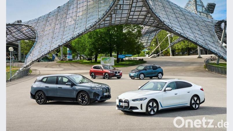 Elektrische Familienbande: Die zwei ganz neuen BMW iX (li.) und i4 posieren vorn gemeinsam mit dem iX3 und BMWs E-Pionier i3 (hinten re.), der seit 2013 im Programm ist. Bild: Wolfgang Groeger-Meier/BMW AG/dpa-