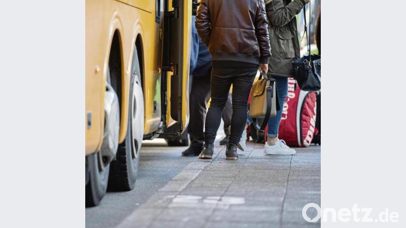 Im Bus sind die Plätze hinter der Vorderachse bei drohender Reiseübelkeit die beste Wahl. Bild: Alexander Heinl/dpa