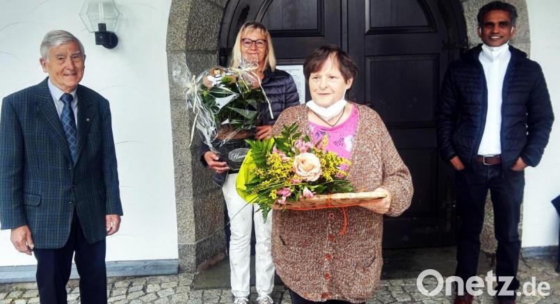 Gabi Bauer (vorne) übernimmt viele Aufgaben für die Pfarrei. Vergangenen Sonntag wurde sie 60 Jahre alt. Für die Pfarrei gratulierte Pater Joy (rechts) am Ende des Gottesdienstes, vor dem Portal überbrachten Brigitte Sticht (Zweite von links) und Ludwig König den Dank und gratulierten im Namen der KAB-Ortsgruppe. Bild: ld