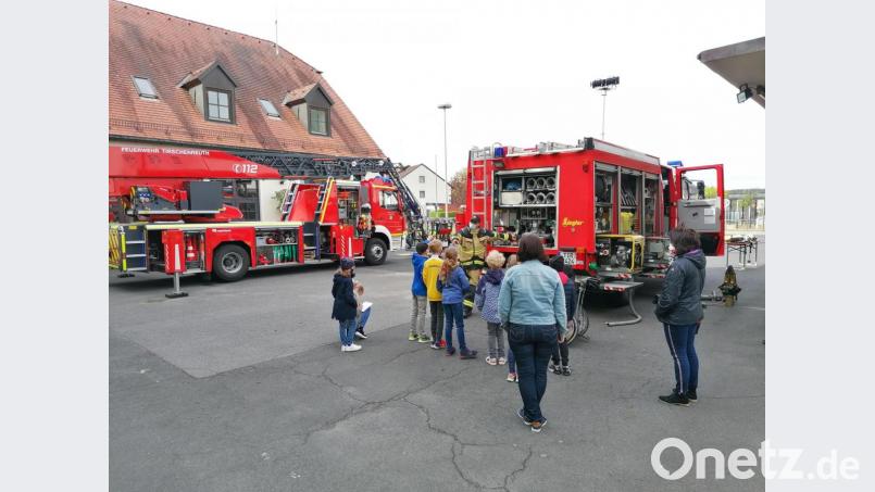 An zwei Tagen stattete die Feuerwehr Tirschenreuth den Schülern der 3. Klasse einen Besuch ab. Dabei wurden auch die beiden Feuerwehrfahrzeuge samt Drehleiter inspiziert. Bild: Johannes Werner/exb
