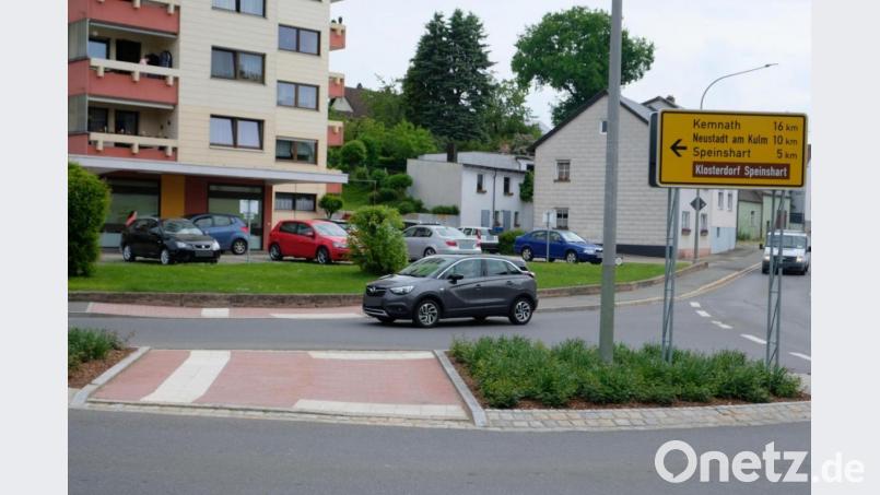 Auf die gegenseitige Rücksichtnahme der Fahrzeuglenker und Fußgänger appellieren Stadt und Polizei an der Querungshilfe im Kreuzungsbereich der Speinsharter und Pressather Straße. Bild: do