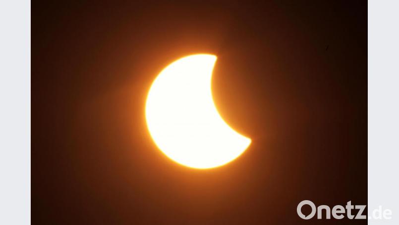 Das Bild zeigt eine partielle Sonnenfinsternis, die 2015 auf dem Gutenbergplatz in Mainz aufgenommen wurde. Am Donnerstag, 10. Juni, wird der Mond die Sonne zu etwa elf Prozent bedecken. Archivbild: Fredrik von Erichsen/dpa