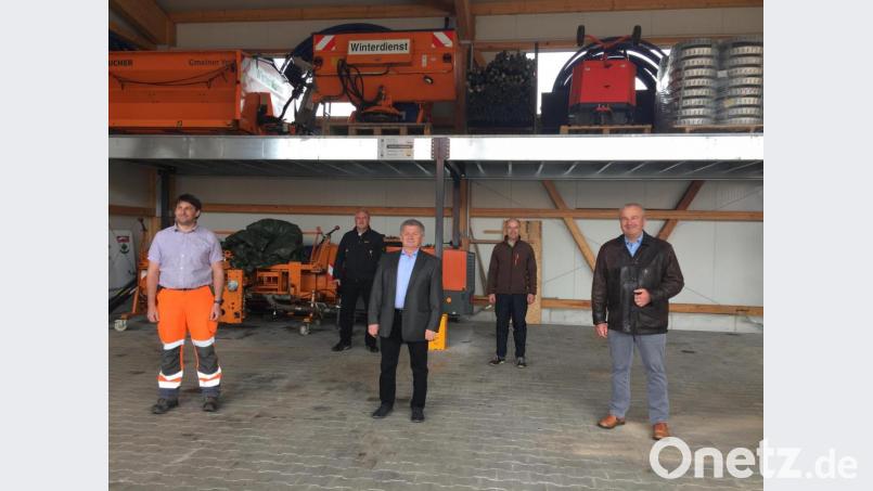 Andreas Kräuter (Mitte) geht in Rente. Bürgermeister Josef Deichl, Verwaltungsleiter Martin Janz, Kämmerer Hans Werner und Bauhofleiter Markus Ries (von rechts) verabschiedeten den Gemeindearbeiter. Bild: ral