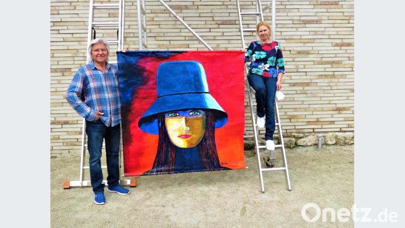 Ideengeber Tom Brankovic (links) und KVT-Vorsitzende Petra Schicker (rechts, neben ihrem Kunstwerk) am Montag bei der Montage der Bilder. Insgesamt beteiligten sich zwölf KVT-Mitglieder an der Aktion. Bild: ubb