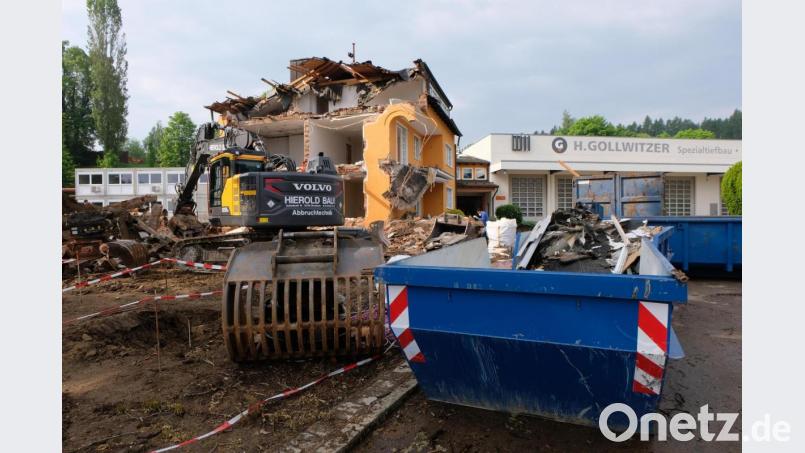 Ein neuer Blickfang am Ortseingang in der Neustädter Straße wird bis Mitte des nächsten Jahres entstehen. Derzeit erfolgt der Abbruch des vor 60 Jahren errichteten Stammhauses der Unternehmerfamilie Gollwitzer. Der Neubau wird ebenfalls wieder auf dem Betriebsgelände errichtet. Bild: le