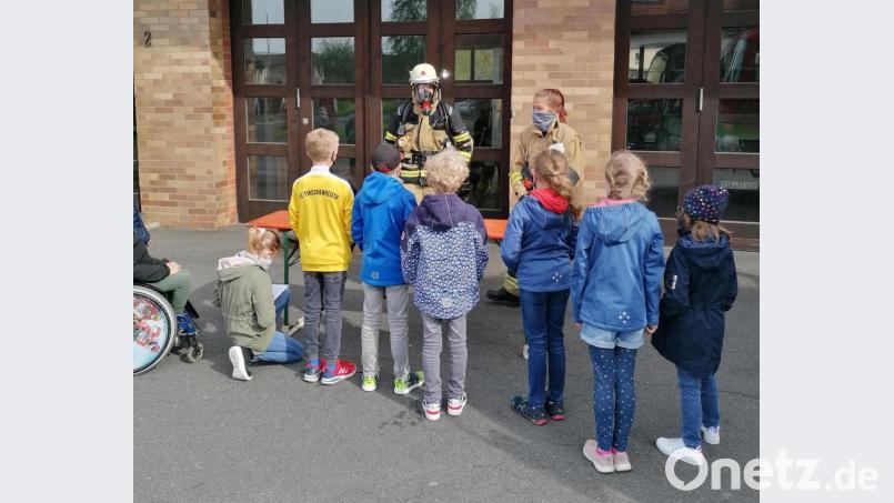 Den Drittklässlern wurde erklärt und gezeigt, woraus sich die Schutzkleidung eines Feuerwehrmannes zusammensetzt. Bild: Johannes Werner/exb