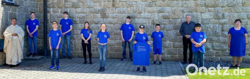 Sofort als eine Einheit ersichtlich sind die Krummennaaber Ministranten mit ihren neuen T-Shirts. Bild: nza