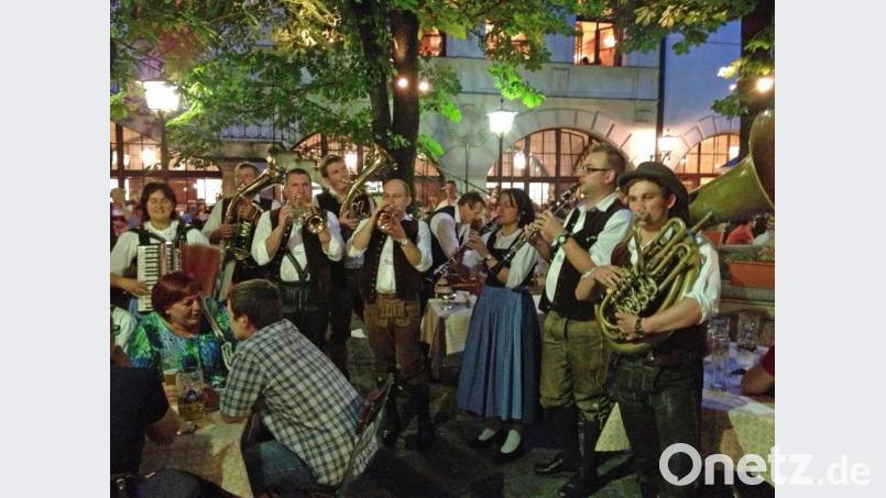 Die Birgländer Musikanten bei einem Auftritt im Biergarten des Hofbräuhauses in München. Bild: Andreas Royer