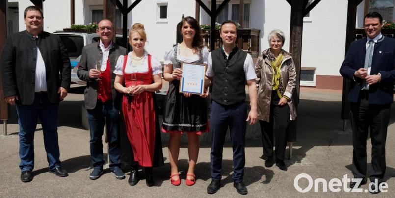 Bürgermeister Christian Ziegler (links) sowie Landrat Thomas Ebeling und Tourismusreferentin Alexandra Beier (von rechts) gratulierten der Familie Josef, Renate, Katharina und Thomas Auerbach (von links) zur Vier-Sterne-Bewertung ihres Hotels in Wolfringmühle. Bild: Hirsch