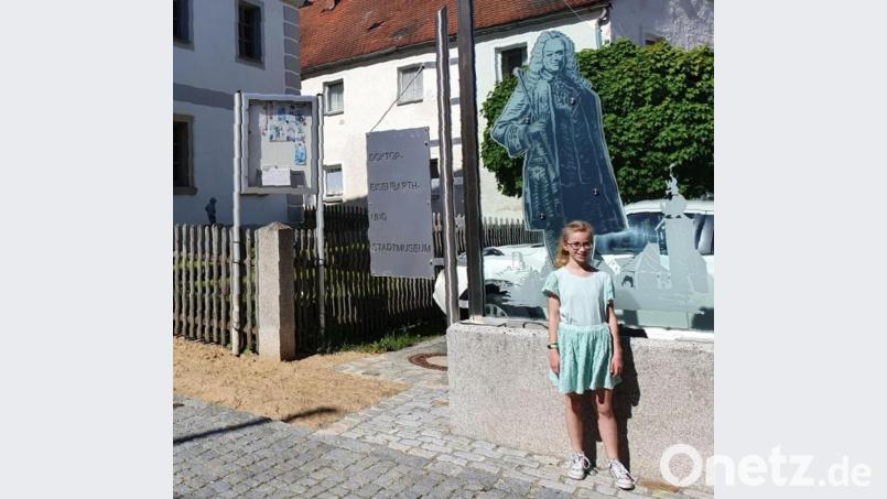 „Ein Bild zusammen mit Doktor Eisenbarth“, lautete eine Aufgabe bei der Stadtrallye. Bild: Daniela Juraske