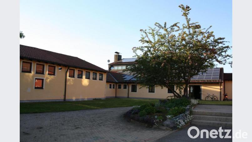 Auf dem richtigen Weg ist die Sanierungsplanung für die Schwarzenbacher Mehrzweckhalle: Die Regierung der Oberpfalz bestätigte, dass das Gebäude nach dem Umbau einem Neubau ebenbürtig sein werde. Bild: bjp