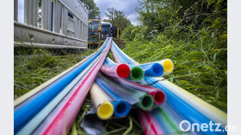 Leerrohre für das spätere Verlegen von Glasfaserkabeln für den Breitband-Internetausbau (Symbolbild). Bild: Jens Büttner/dpa