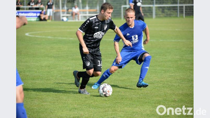 Der 1. FC Schwarzenfeld (links Philipp Fischer) spielt kommende Saison in der Bezirksliga Süd. Bild: Andreas Brückmann
