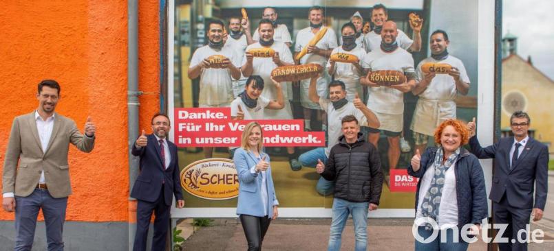 Die Bäckerei Scherl gibt der „Wirtschaftsmacht von nebenan“ ein vertrautes Gesicht. Im Bild von links Christian Dütsch (Signal Iduna), Karl-Heinz Feilen (Mewa Textil-Management), Natalie Schuster (IKK classic), Kurt Scherl (Bäckerei Scherl), die Geschäftsführerin der Kreishandwerkerschaft Claudia Mendel und Kreishandwerksmeister Ernst Maler. Bild: Jessica Scherl/exb