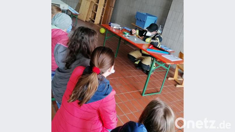 Eine weitere Station bildete das Thema &quot;Was brennt? Was brennt nicht?&quot;. Bild: Johannes Werner/exb