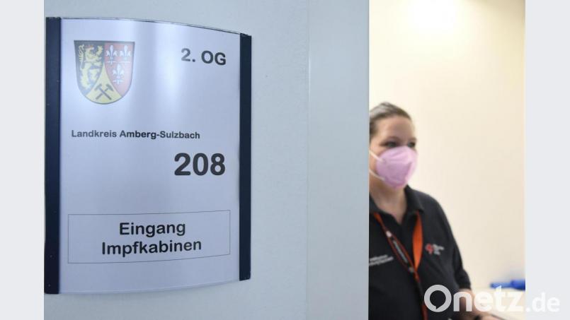 Die Tür einer Impfkabine im BRK-Impfzentrum Sulzbach-Rosenberg steht offen, eine Mitarbeiterin empfängt die Impfwilligen Bürger. Bild: Petra Hartl