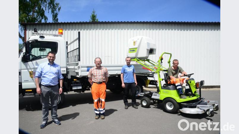 Bürgermeister Sebastian Hartl (links) präsentiert gemeinsam mit Bauhofleiter Stefan Glossner (Zweiter von rechts) die neue maschinelle Ausstattung des Bauhofes. Neu im Team dabei Georg Rewitzer (Zweiter von links) und Josef Götz (auf dem Mähtraktor). Bild: bey