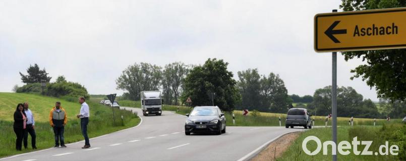 Bürgermeister Alwin Märkl (rechts) ist bei einem Ortstermin mit (von links) Kreisrätin Barbara Gerl (CSU), Christian Drexler (CSU-Ortsvorsitzender Aschach) und Daniel Müller (CSU-Ortsvorsitzender Raigering) zuversichtlich, nun eine schnellere Entschärfung der unfallträchtigen Abzweigung AS 30 nach Aschach.erwarten zu dürfen. Bild: sche