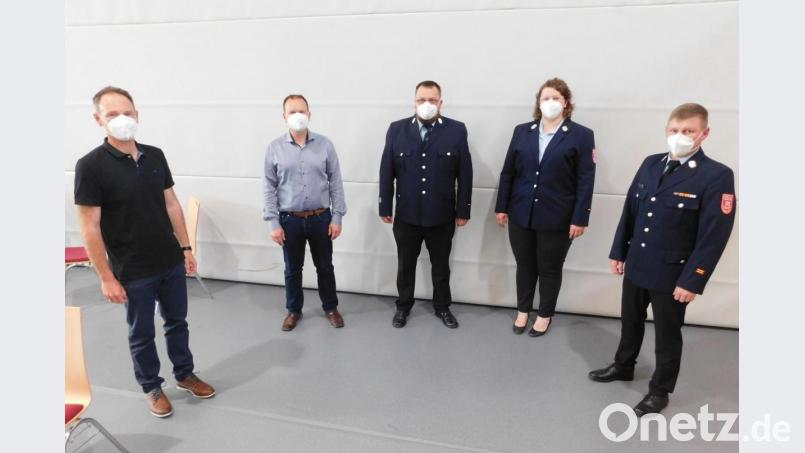 Jochen Klant und Bianca Schott (Dritter und vierte von links) stehen auch die nächsten sechs Jahre an der Spitze der Aktiven. Es gratulierten Feuerwehrreferent Paul Dolata, Bürgermeister Christian Porsch und Kreisbrandmeister Jürgen Küffner (von links). Bild: hai