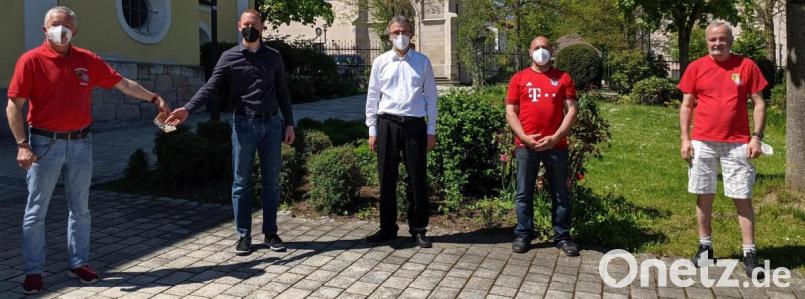 Da freuten sich Pfarrer Christoph Zeh (Zweiter von links) und Pfarrer Martin Besold (Dritter von links) für den "Kleinen Dienst": Der FC-Bayern-Fanclub überreichte ihnen eine Spende in Höhe von 250 Euro. Mit auf dem Bild (von links) Kassier Klaus Weigl, Vorsitzender Andreas Wittmann und Stellvertreter Franz Bauer jun. Bild: njn