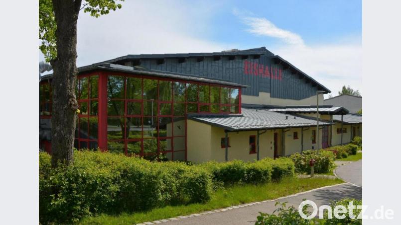 Im Juli sollen die Aufträge für die Sanierung der Eishalle Mitterteich vergeben werden. Die Stadt geht von einer halbjährigen Bauzeit aus, so dass erst Anfang 2022 mit der Wiedereröffnung der Einrichtung zu rechnen ist. Bild: jr