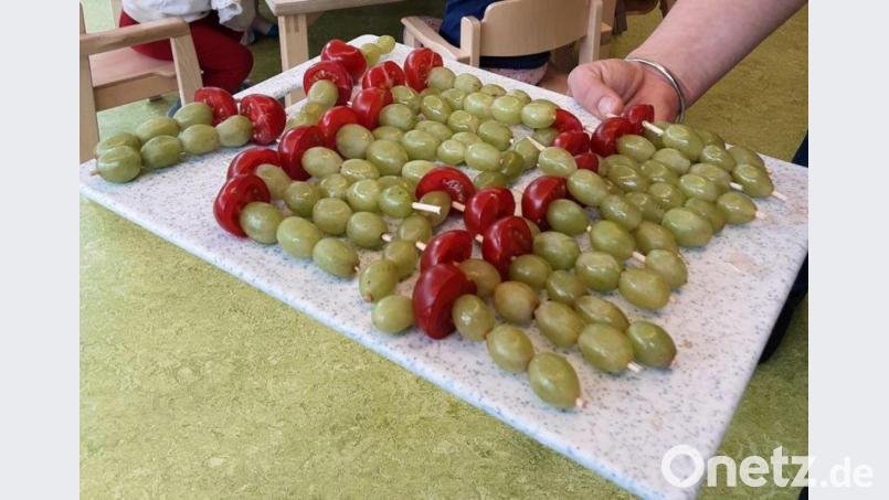 Aufgrund der Geschichte von der Raupe Nimmersatt gab es für die Kleinen auch was zu Essen: Raupen aus Obst und Gemüse. Bild: njn