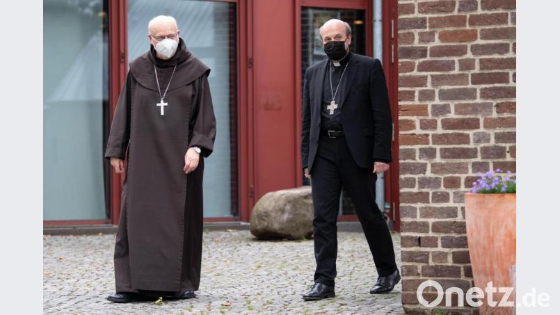 Die Apostolischen Visitatoren Anders Arborelius (l) und Hans van den Hende stehen vor dem Maternushaus. Sie sollen als Bevollmächtigte von Papst Franziskus die Arbeit des Kölner Erzbischofs Woelki untersuchen. Bild: Marius Becker