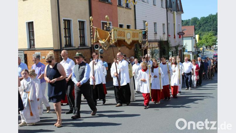 Eine Fronleichnamsprozession wie hier 2017 gab es heuer in Neustadt wegen der Corona-Pandemie nicht. An künftigen Umzügen will sich Bürgermeister Sebastian Dippold nicht mehr beteiligen. Archivbild: Pfarrgemeinderat Neustadt/exb