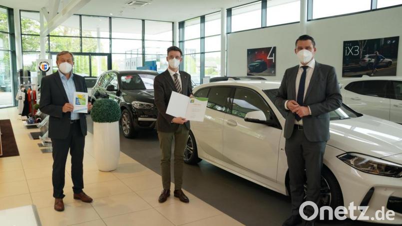 Landrat Thomas Ebeling (rechts) gratuliert Johann Baptist Lell (Mitte) und Dietmar Burggraf zur Auszeichnung mit der Umweltpakt-Urkunde. Bild: Markus Baer/exb