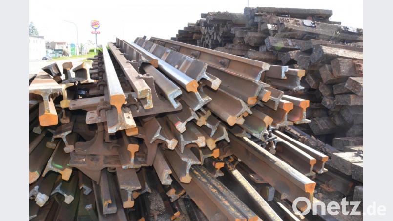 Die Gleisbauarbeiten in der Dr.-Seeling-Straße sind abgeschlossen. Das Altmaterial wird als Sondermüll entsorgt. Bild: Kunz