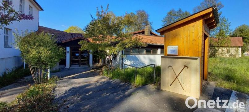 Die &quot;Stockbox&quot; vorm Badehaus Maiersreuth. Bild: Badehaus Maiersreuth/exb