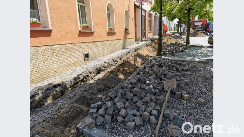 Die Baufirma verlegt am Marktplatz eine Glasfaserleitung bis zum Rathaus. Bild: gz